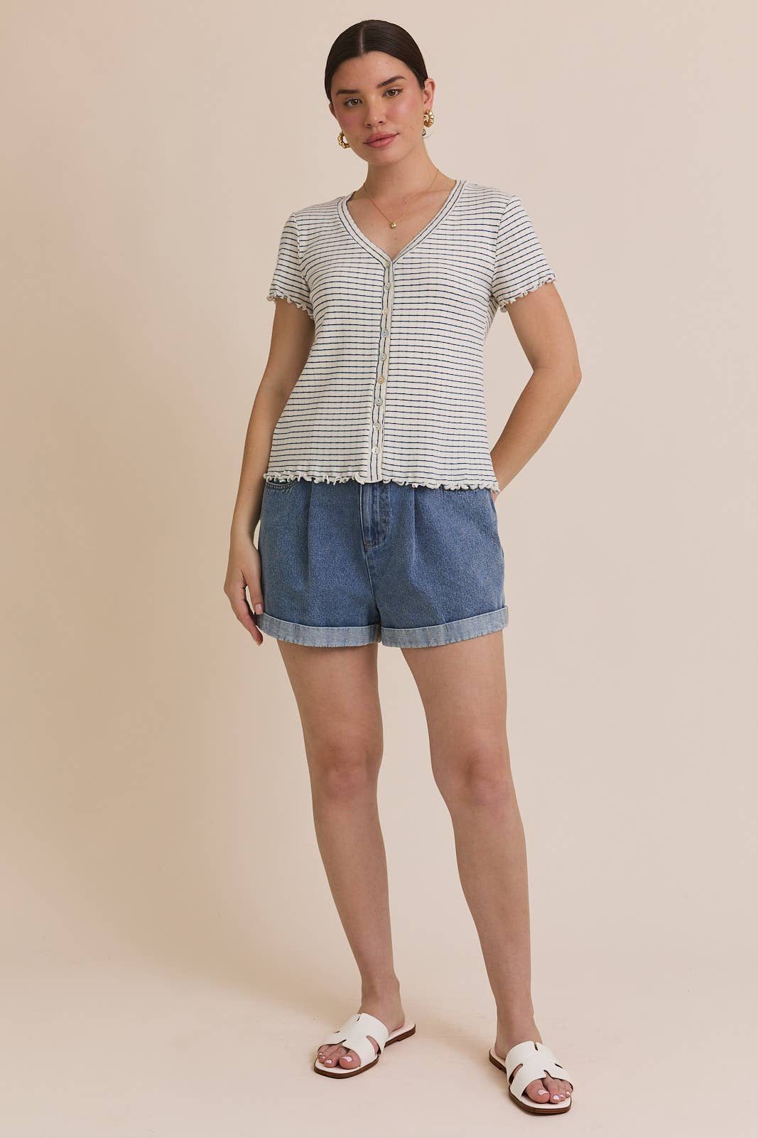 GILLI - V NECK BUTTON DOWN SHORT SLEEVE TOP