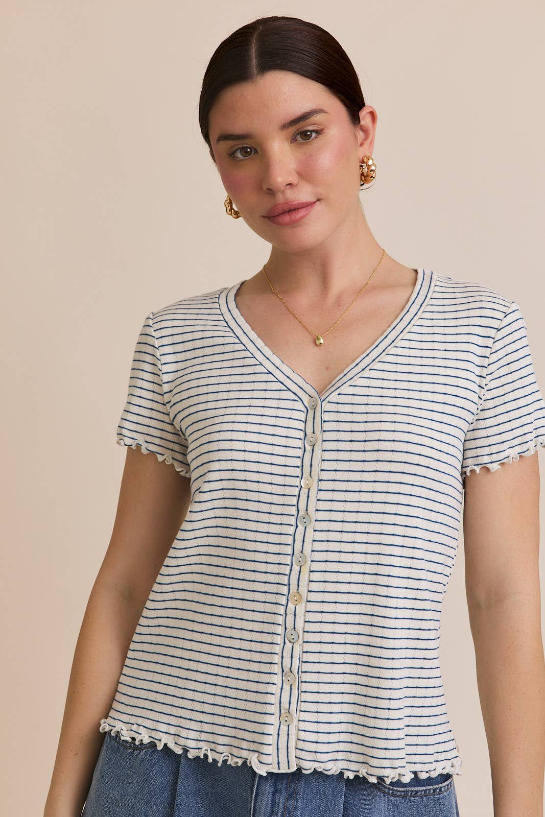 GILLI - V NECK BUTTON DOWN SHORT SLEEVE TOP