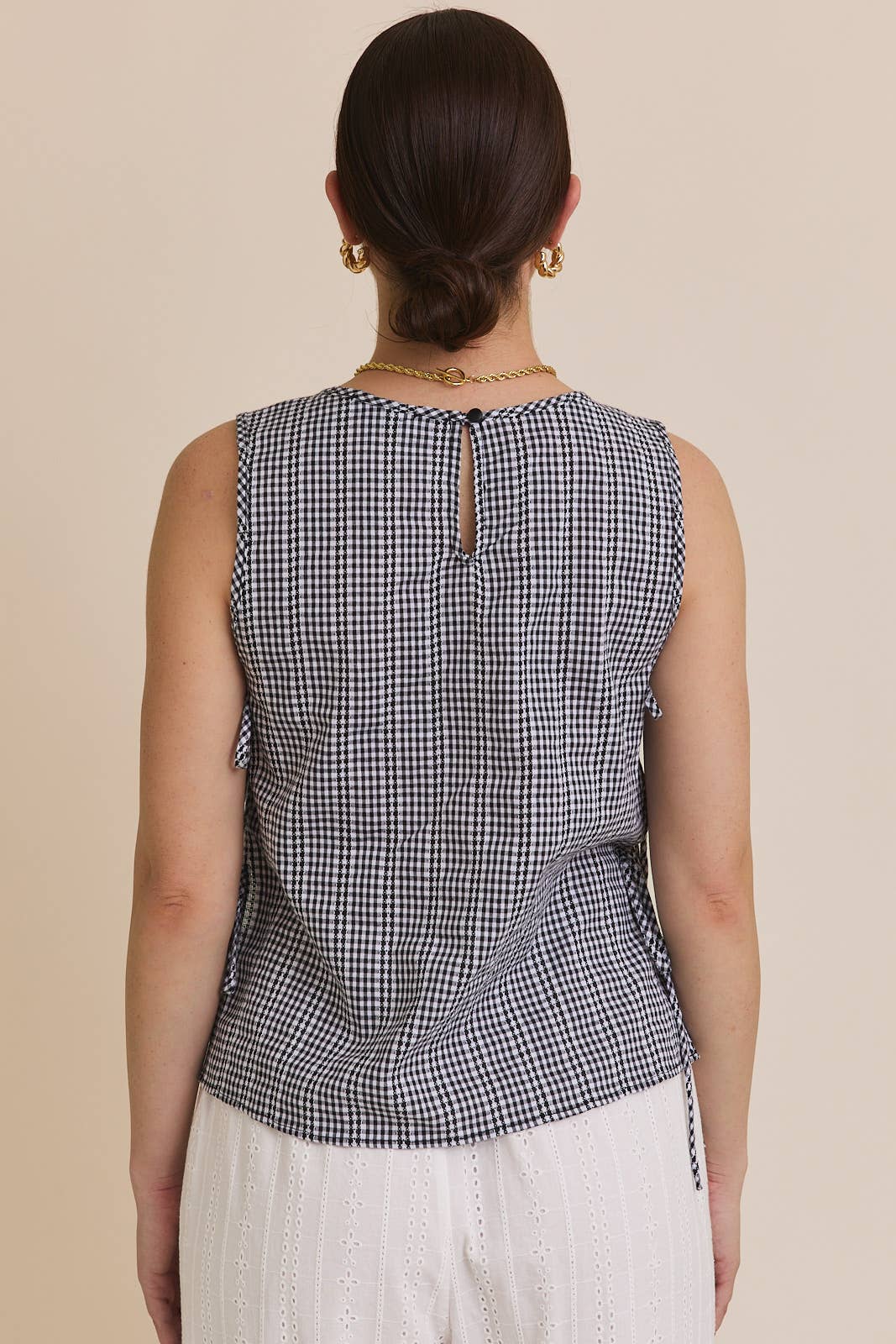 GILLI - ROUND NECK SLEEVELESS SIDE TIE GINGHAM TOP