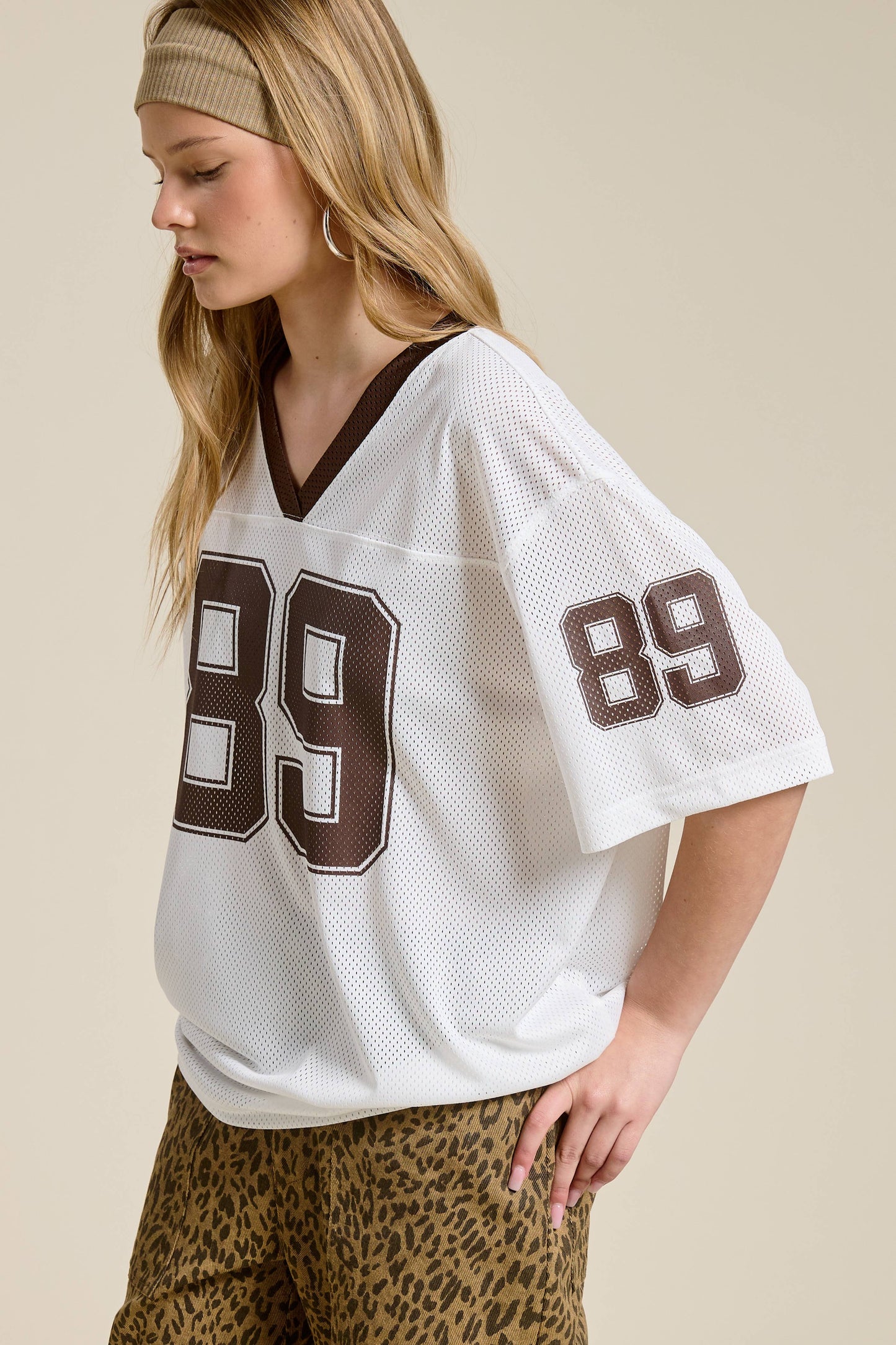 Mimosa - Sporty V Neck Short Sleeve Jersey Top with 89 Graphic Print