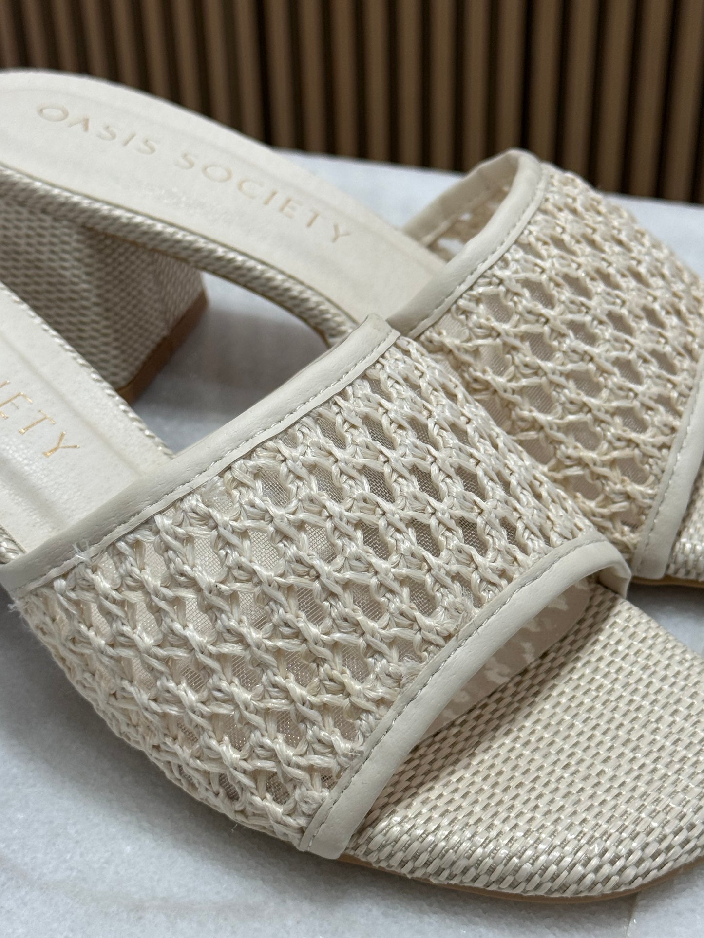 Raffia spring style low block heel. The thick strap across the toes features a textured woven pattern, and they’re backless with no back strap. These sandals feature a low heel which makes these comfortable to wear for hours and suitable for many occasions