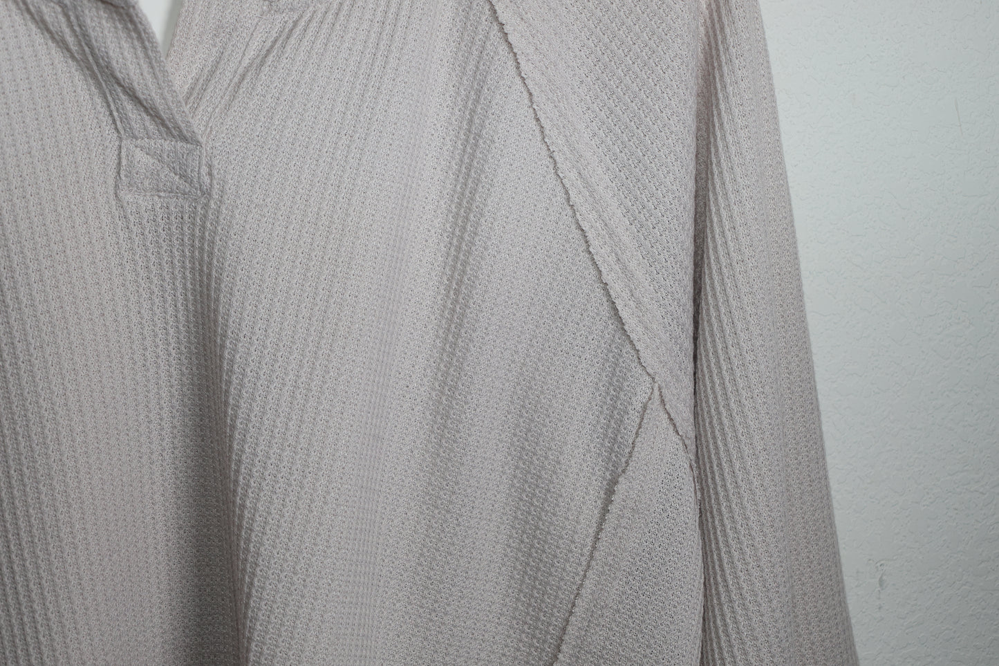 Rae Mode - CROPPED RAGLAN HENLEY TOP