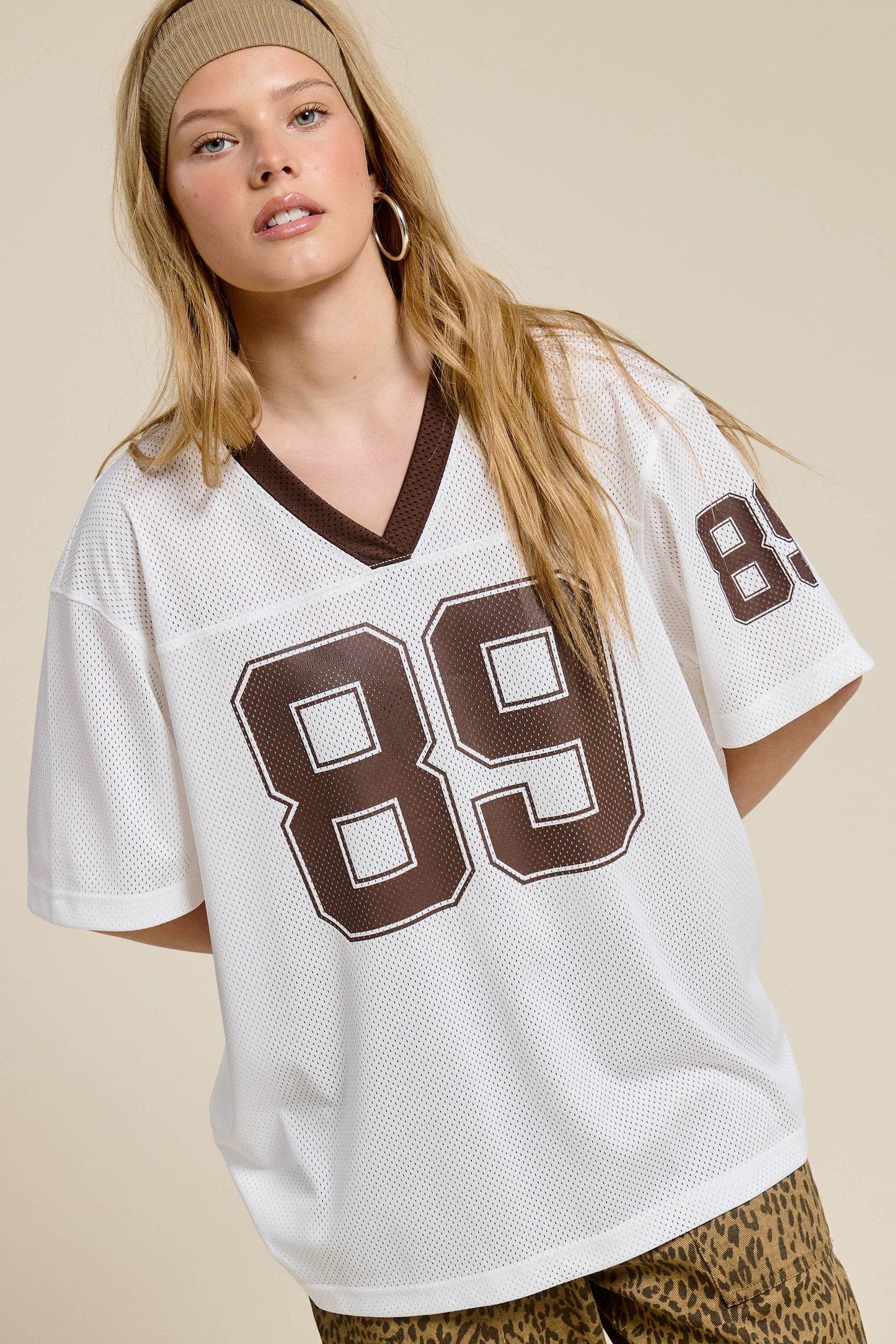 Mimosa - Sporty V Neck Short Sleeve Jersey Top with 89 Graphic Print