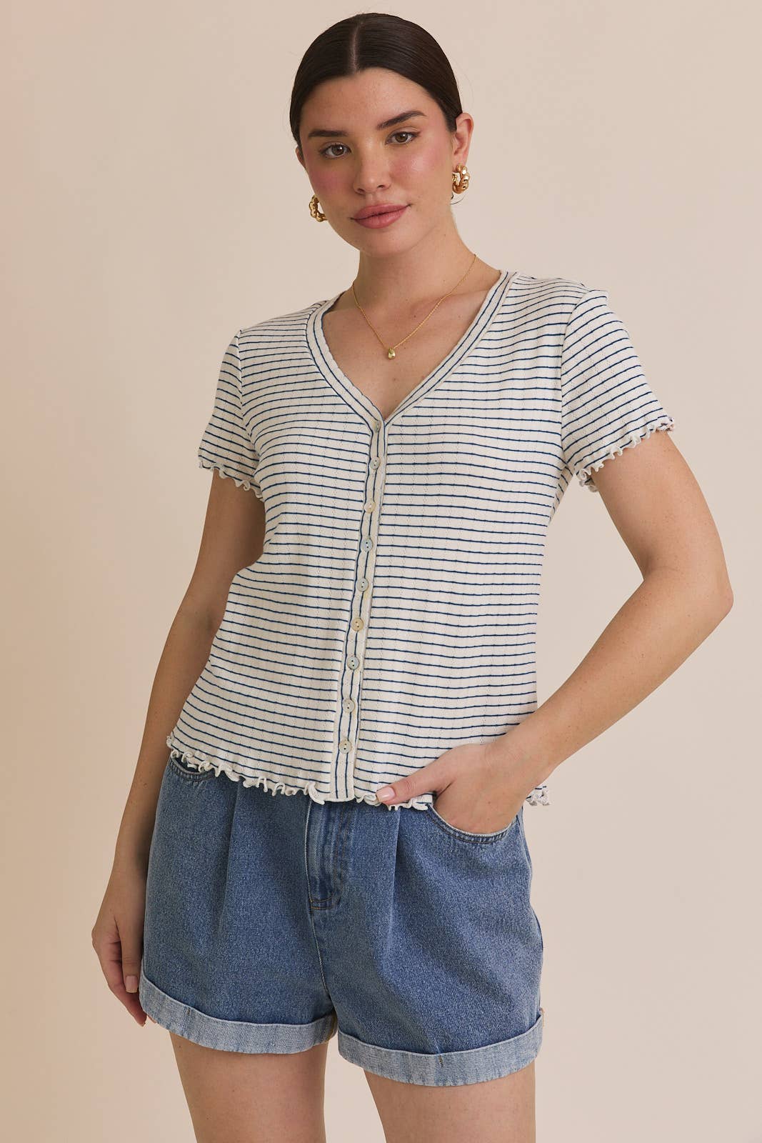 GILLI - V NECK BUTTON DOWN SHORT SLEEVE TOP