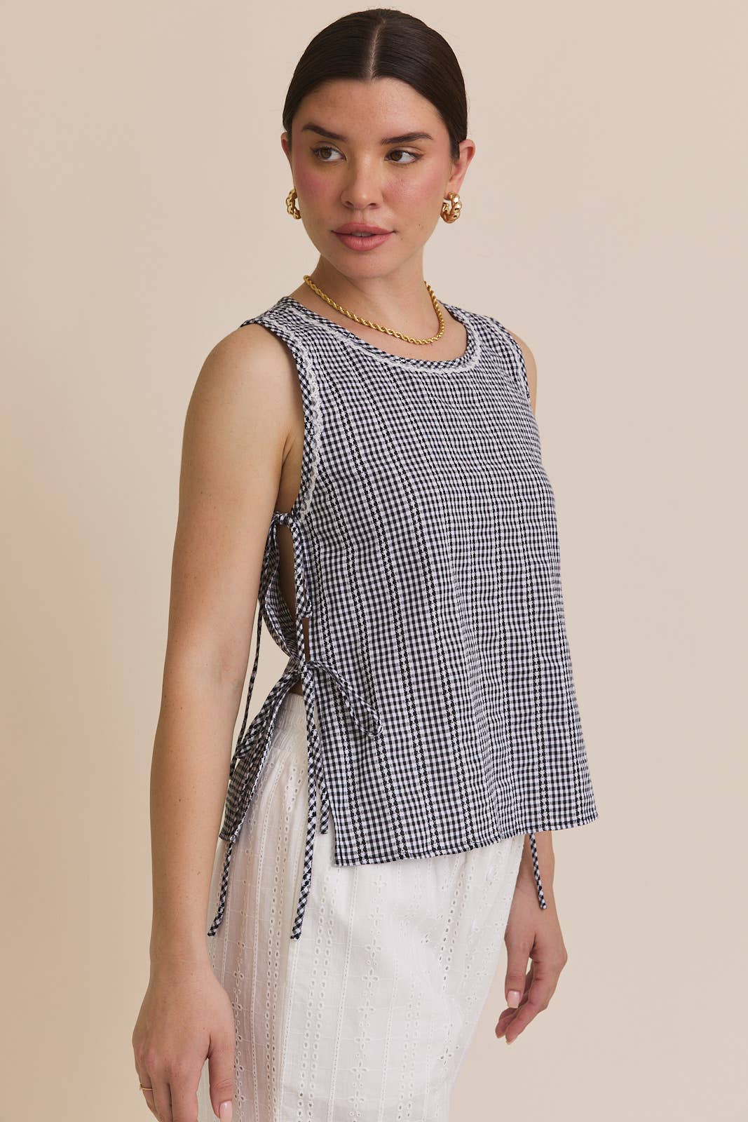 GILLI - ROUND NECK SLEEVELESS SIDE TIE GINGHAM TOP
