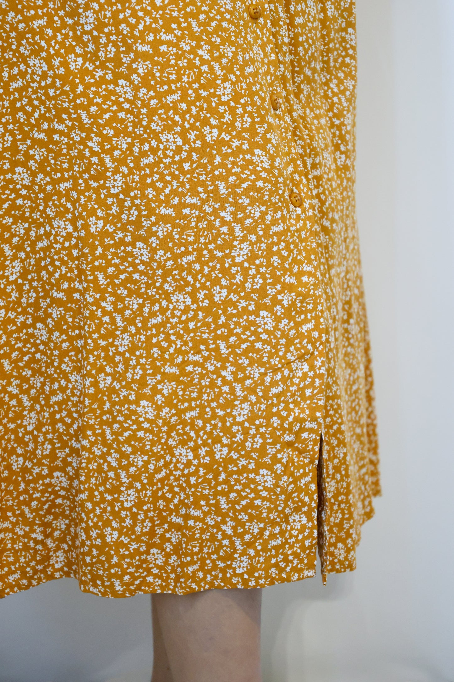 Doe and Rae - DITSY FLORAL PRINT V-NECK PUFF SHORT SLEEVE DRESS