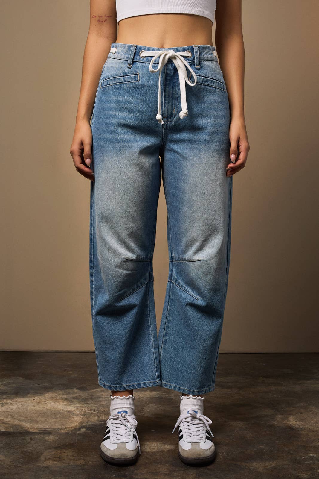 LE LIS - HIGH-RISE EYELET DETAIL BARREL JEANS