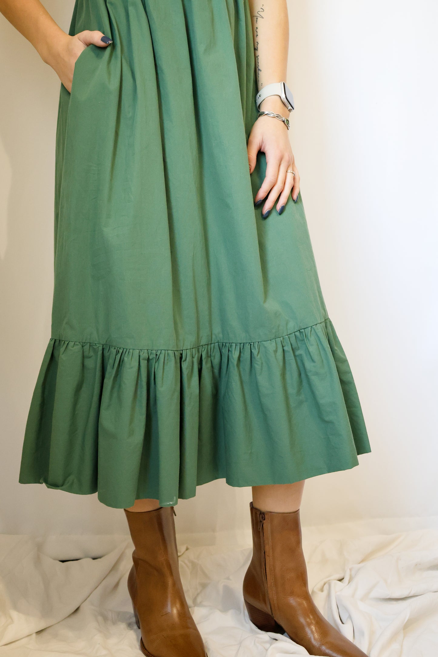 Sunday Edition by LE LIS - SLEEVELESS SHIRRING TOP TIERED MIDI DRESS