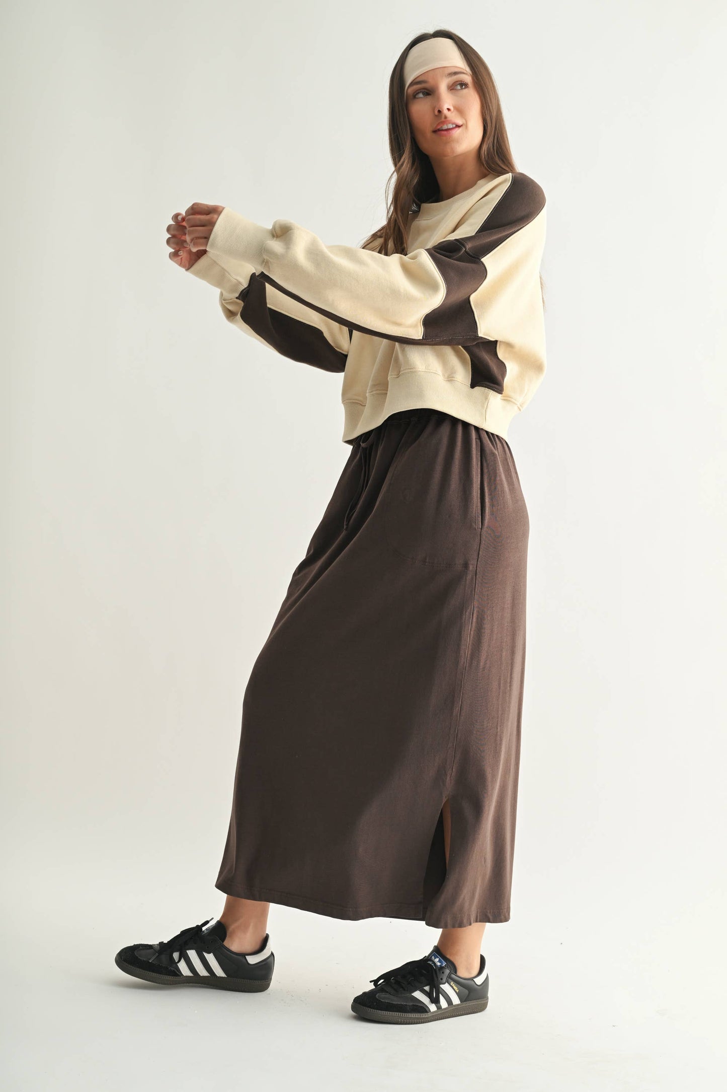 Mono B - Contrast Edge Cropped Sweatshirt