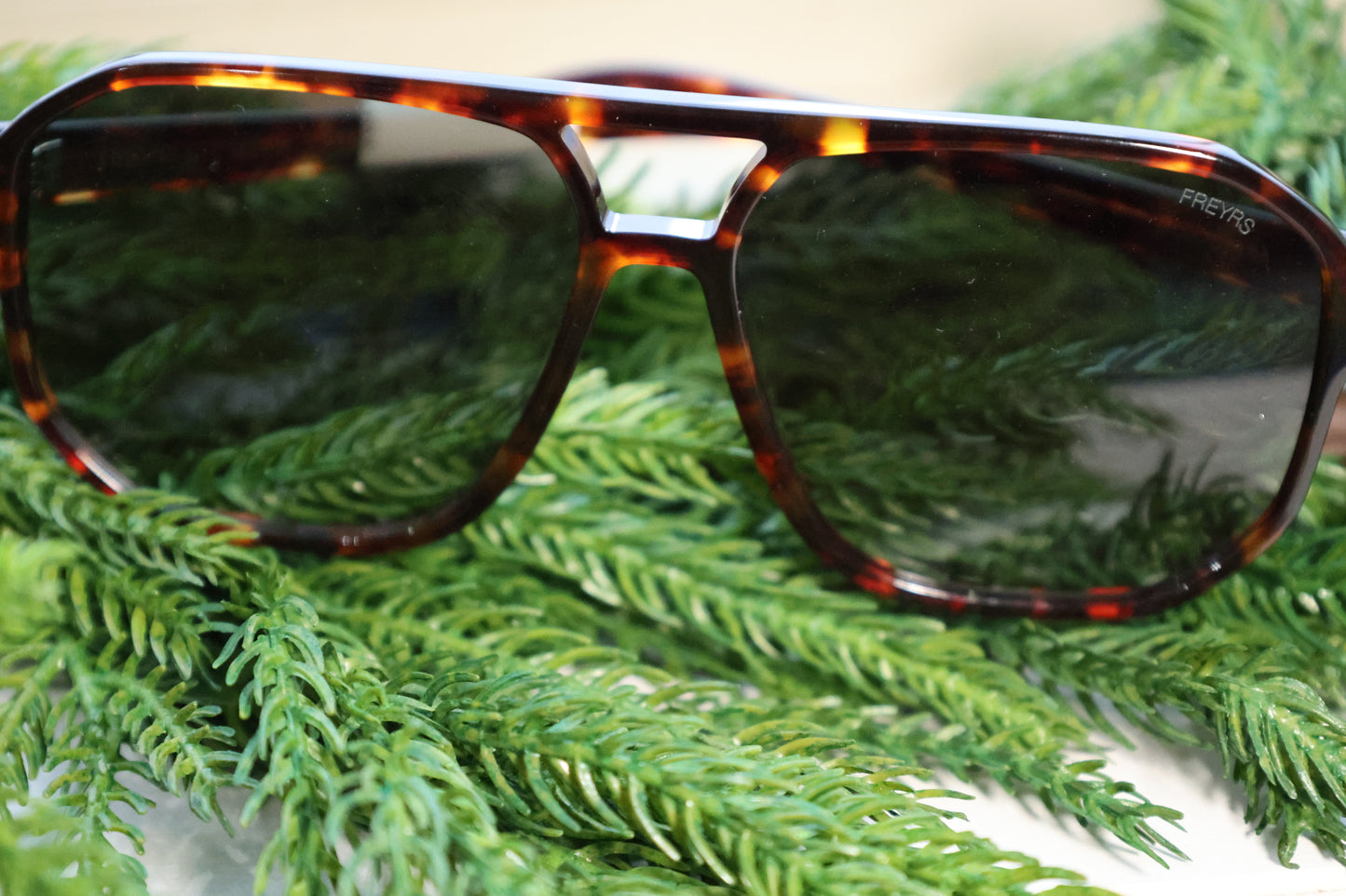 FREYRS Billie Tortoise/ green sunglasses