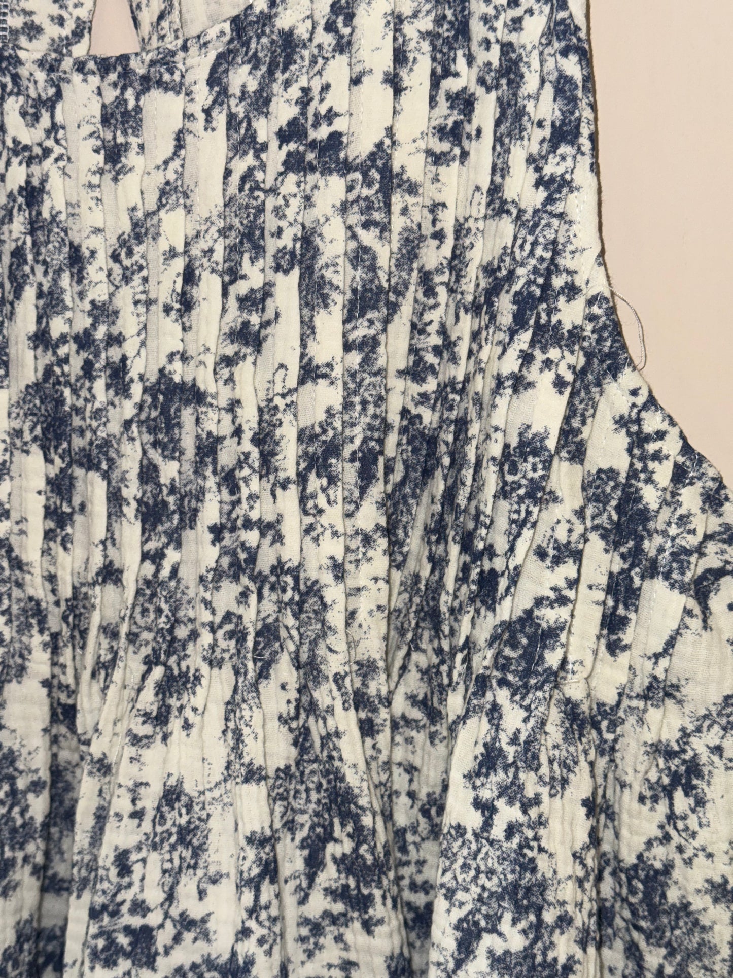 POL - White/Navy Double Gauze Woven Pleated Flare Tank