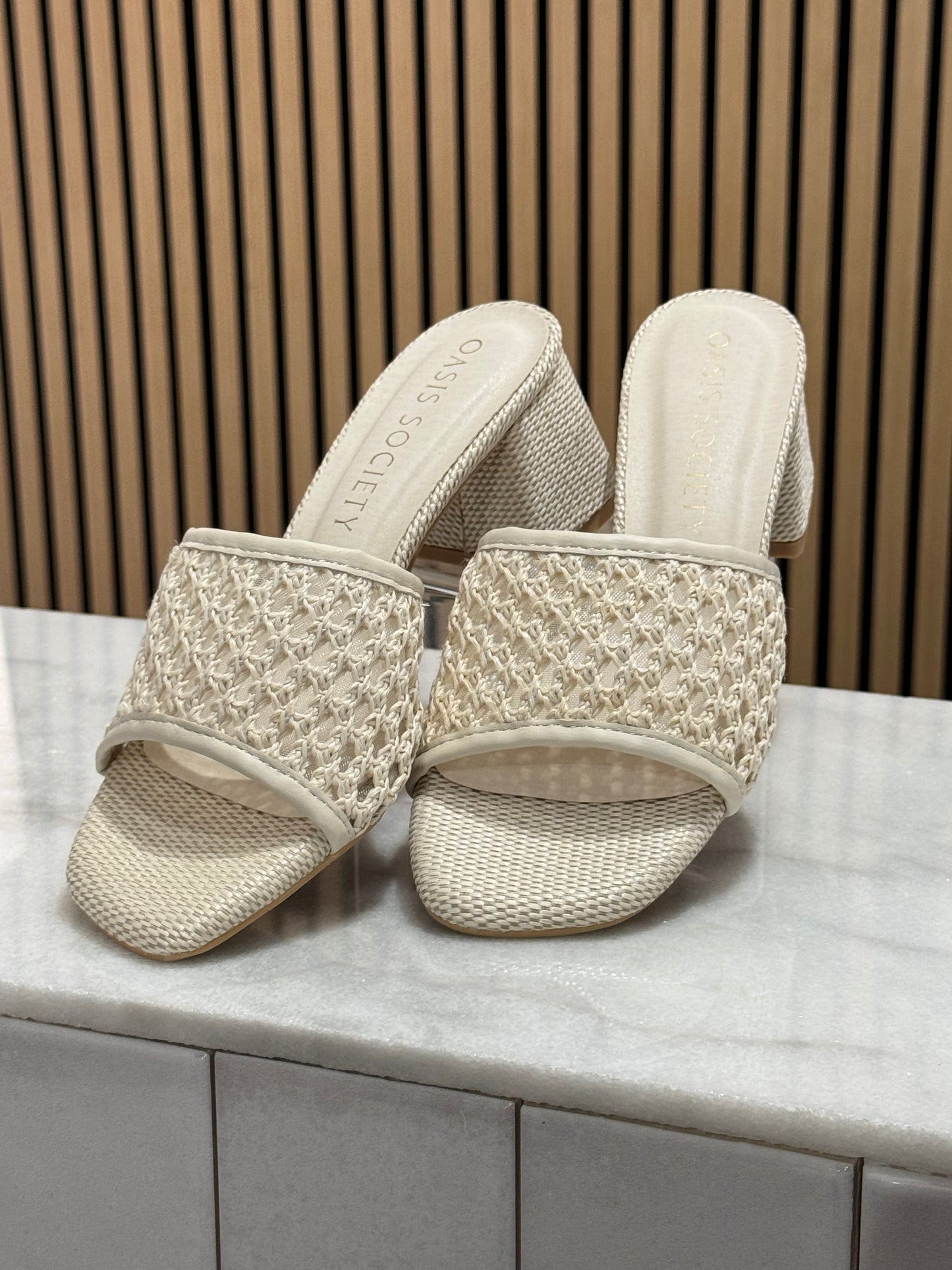 Raffia spring style low block heel. The thick strap across the toes features a textured woven pattern, and they’re backless with no back strap. These sandals feature a low heel which makes these comfortable to wear for hours and suitable for many occasions 