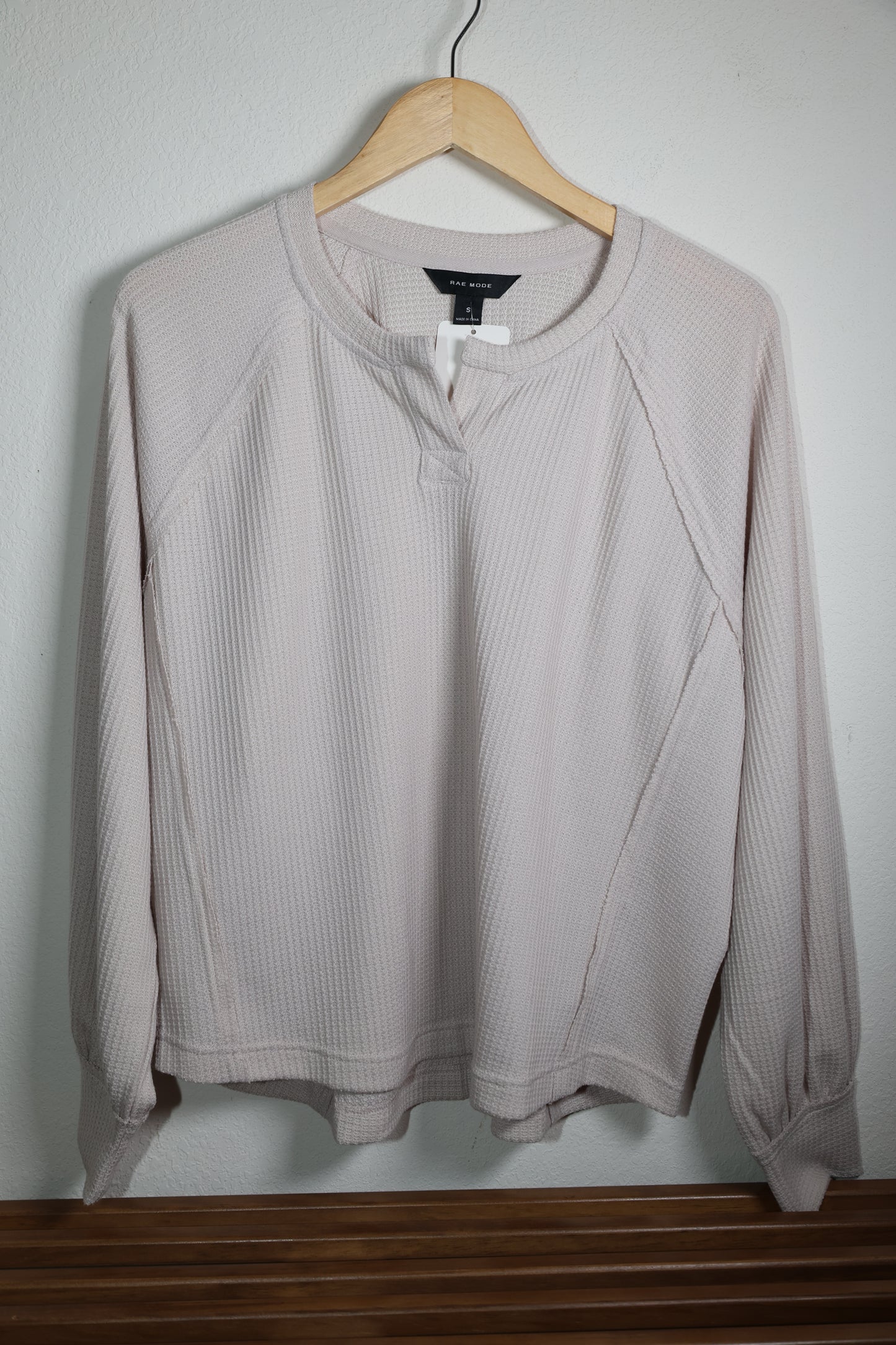 Rae Mode - CROPPED RAGLAN HENLEY TOP