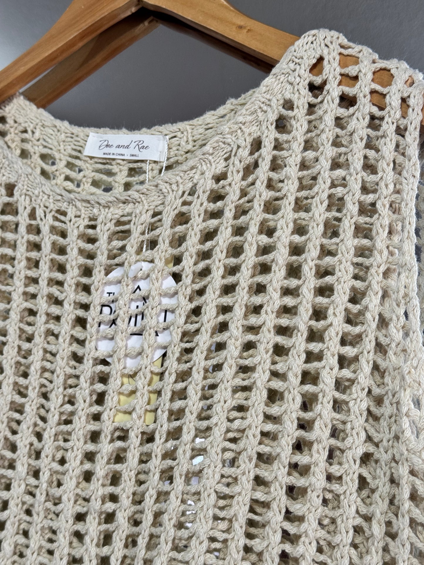 Doe and Rae - CHUNKY OPEN STITCH SWEATER ROUND NECK VEST