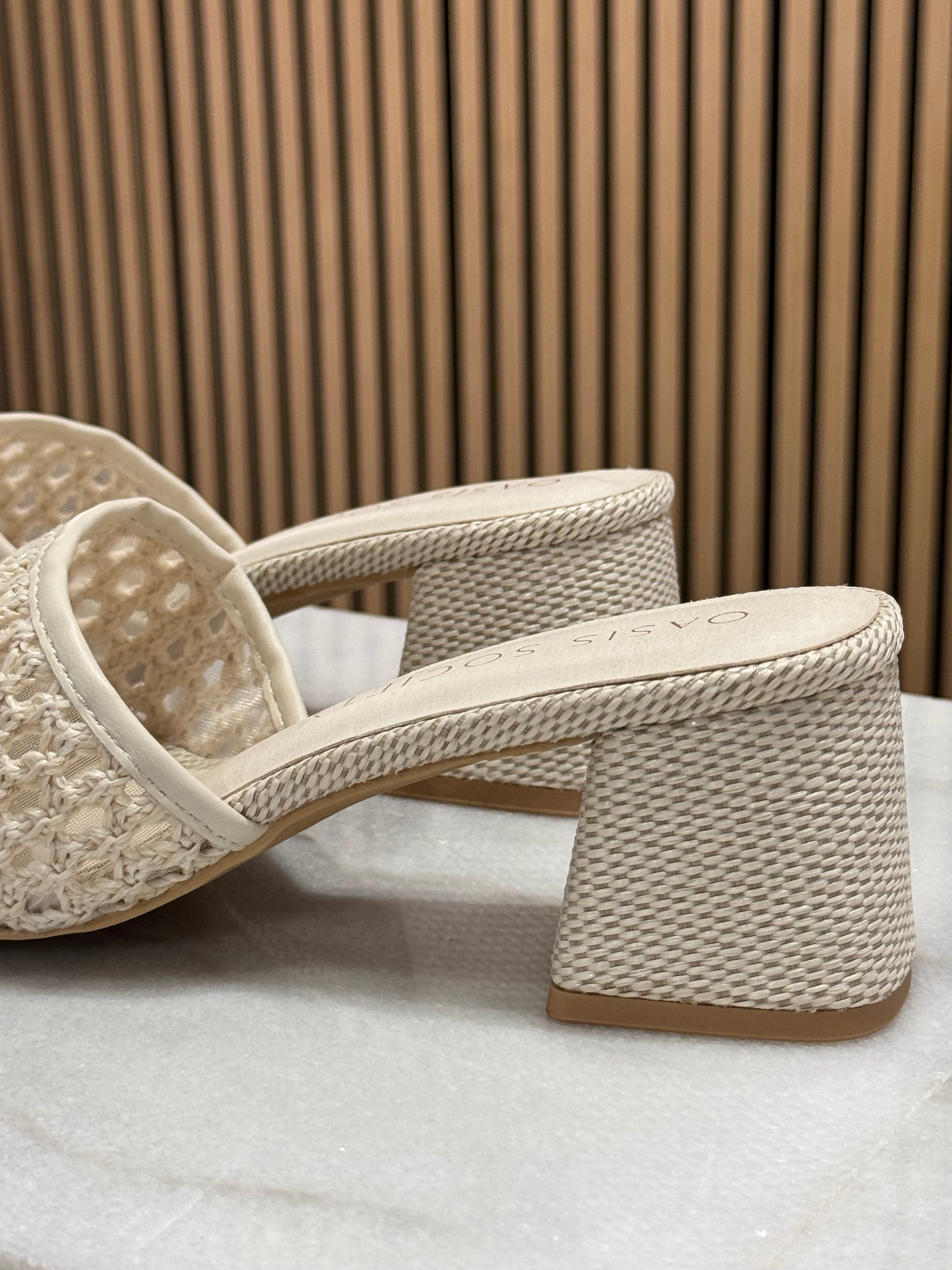 Raffia spring style low block heel. The thick strap across the toes features a textured woven pattern, and they’re backless with no back strap. These sandals feature a low heel which makes these comfortable to wear for hours and suitable for many occasions 