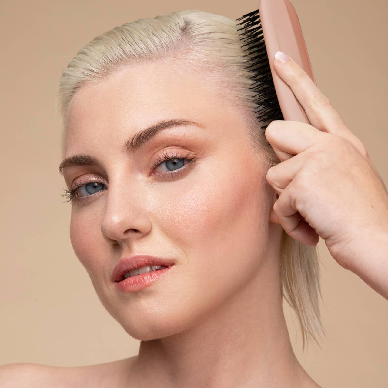KITSCH - Scalp Renewal Brush in Terracotta