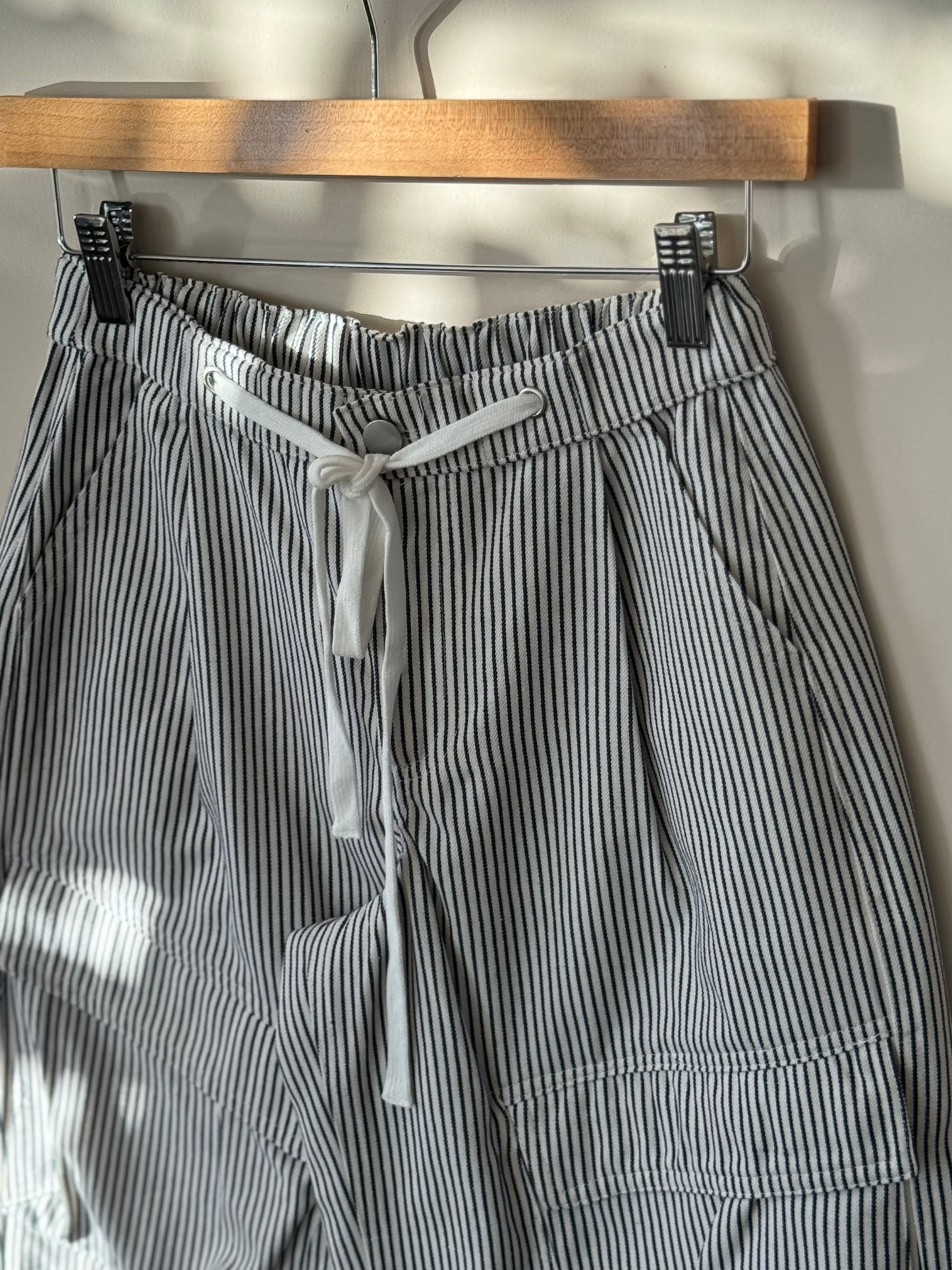 Le Lis - White/Navy Vertical Stripe Baggy Mid-rise Pants