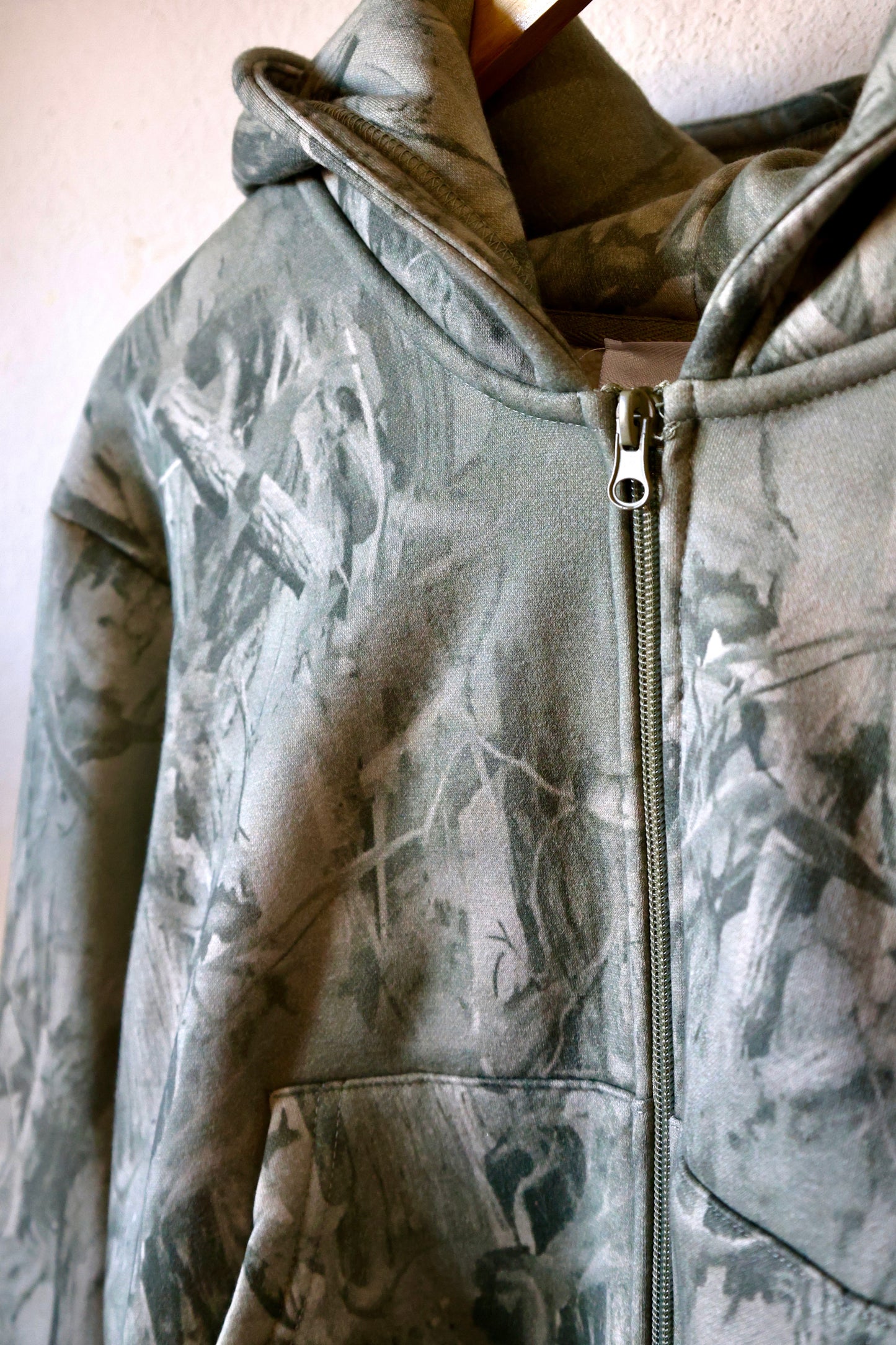 LE LIS - CAMO PRINTED CROP HOODIE JACKET