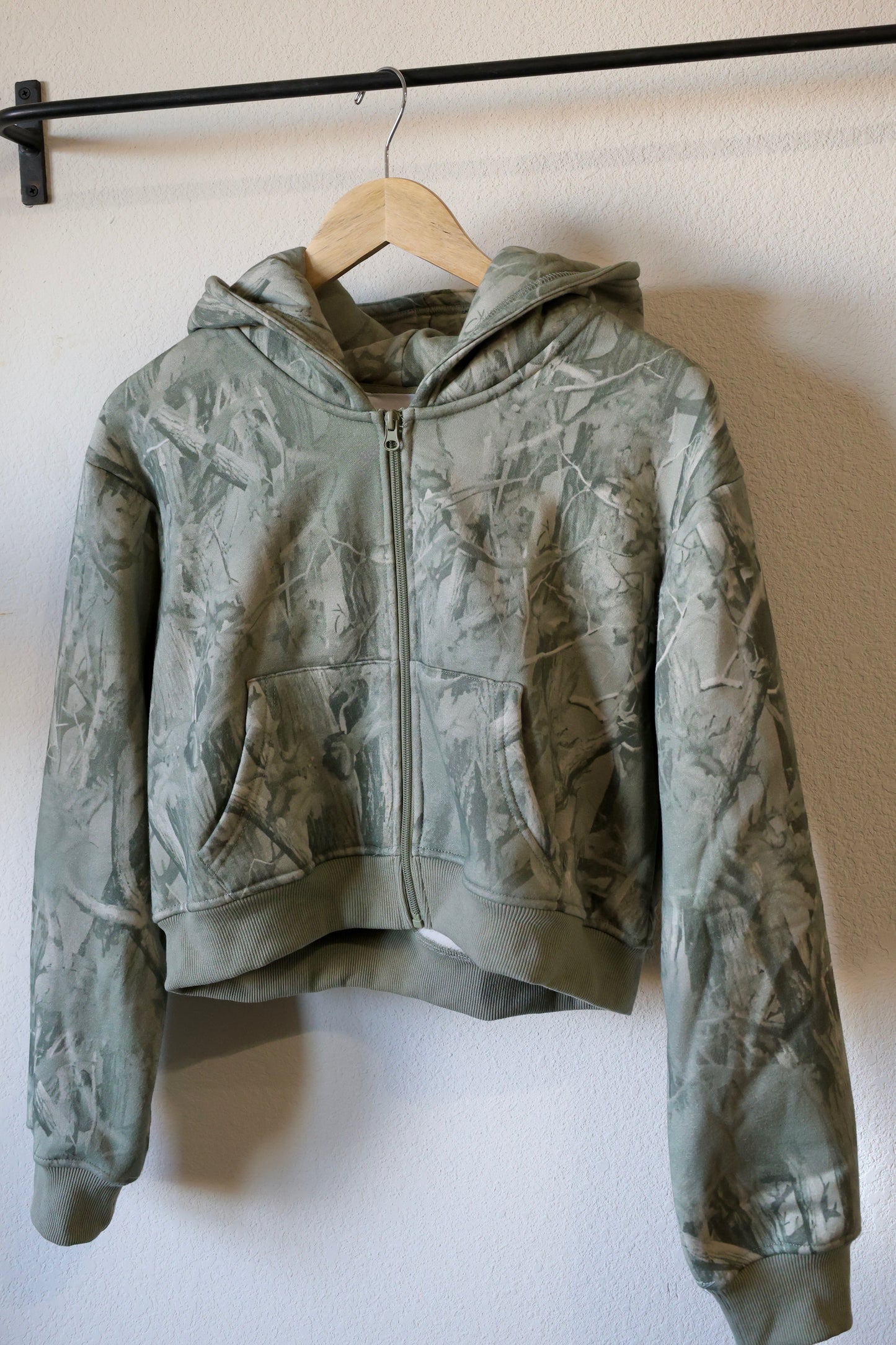 LE LIS - CAMO PRINTED CROP HOODIE JACKET