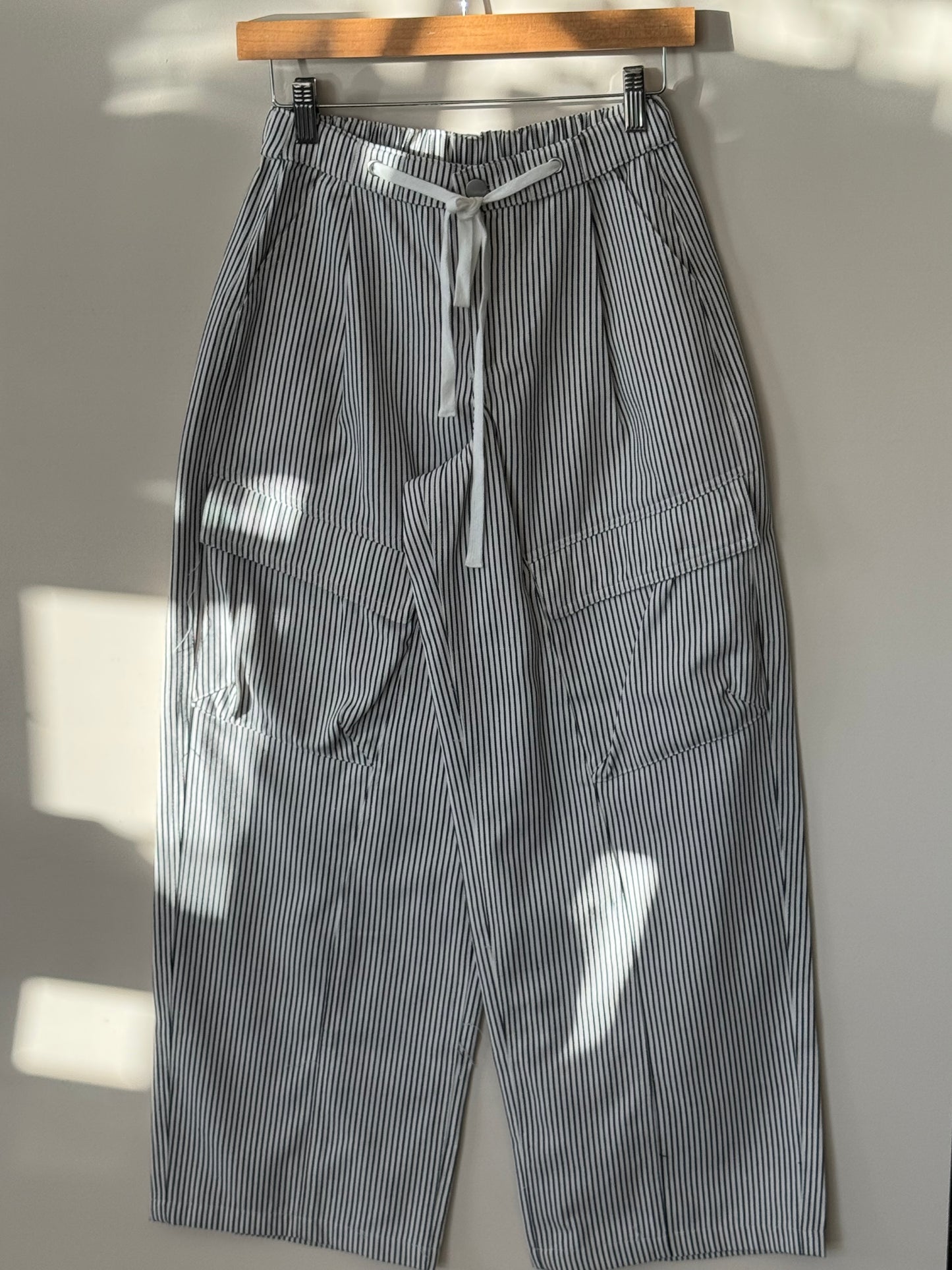 Le Lis - White/Navy Vertical Stripe Baggy Mid-rise Pants