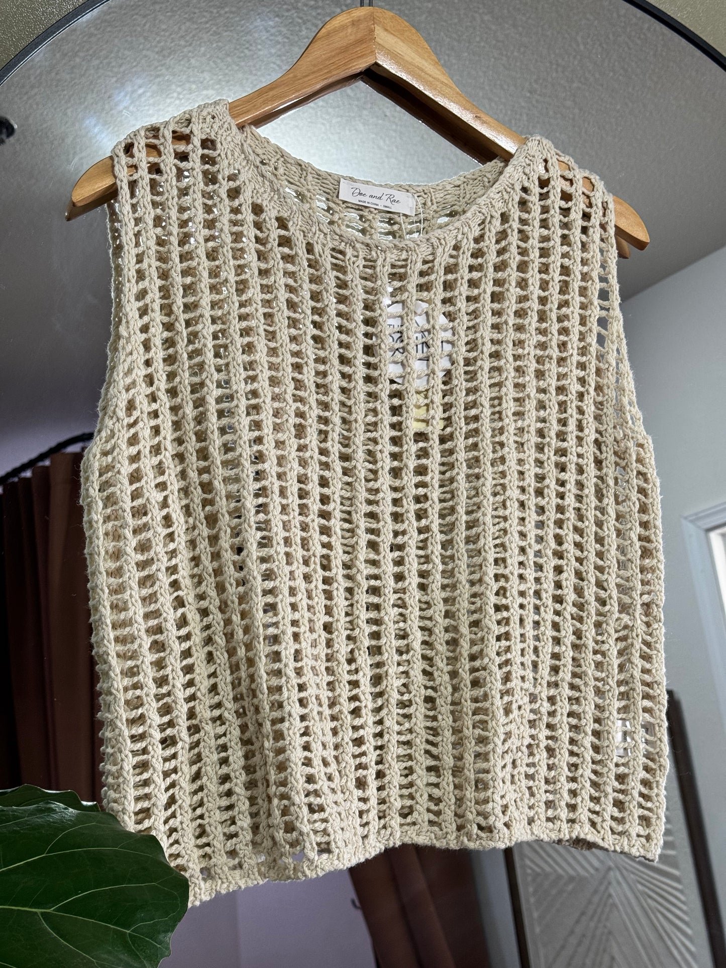Doe and Rae - CHUNKY OPEN STITCH SWEATER ROUND NECK VEST