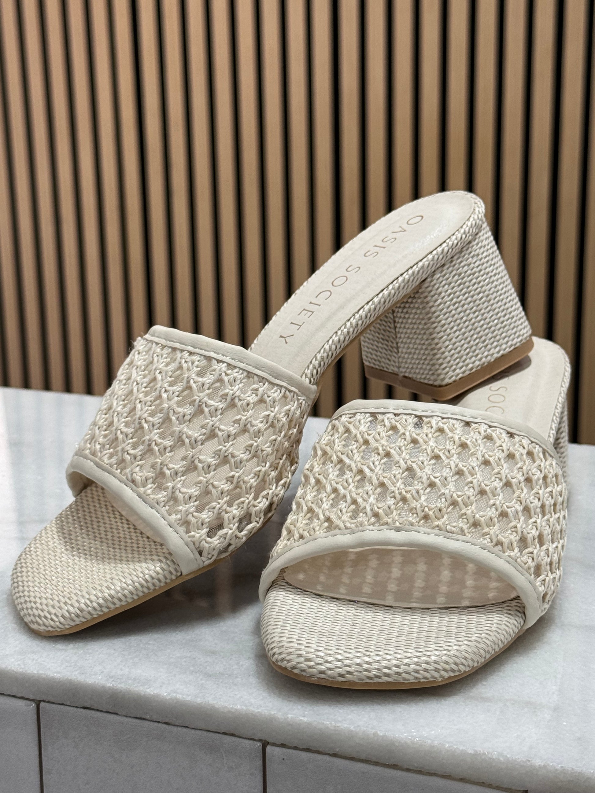 Raffia spring style low block heel. The thick strap across the toes features a textured woven pattern, and they’re backless with no back strap. These sandals feature a low heel which makes these comfortable to wear for hours and suitable for many occasions 