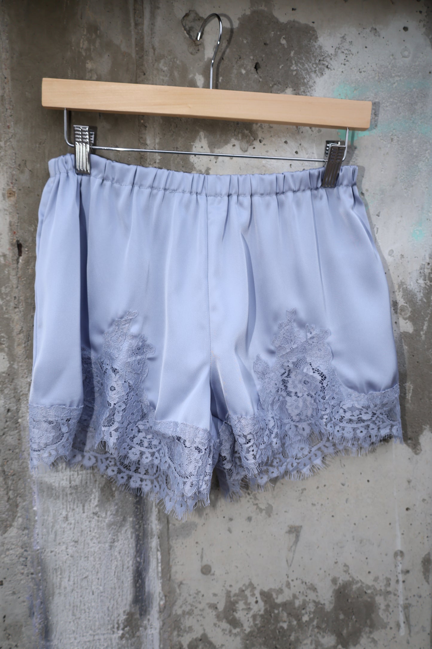 Le Lis - Elastic waist Mid-rise Lace Trim Shorts