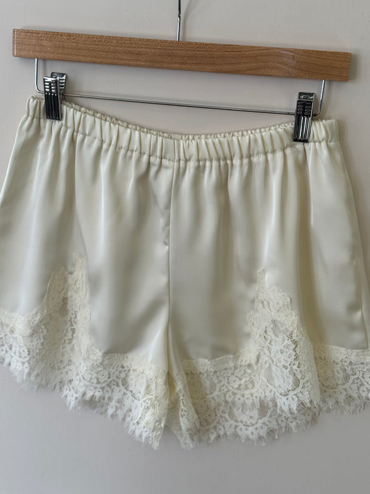 LE LIS - Elastic Waist Mid Rise Lace Trimmed Shorts