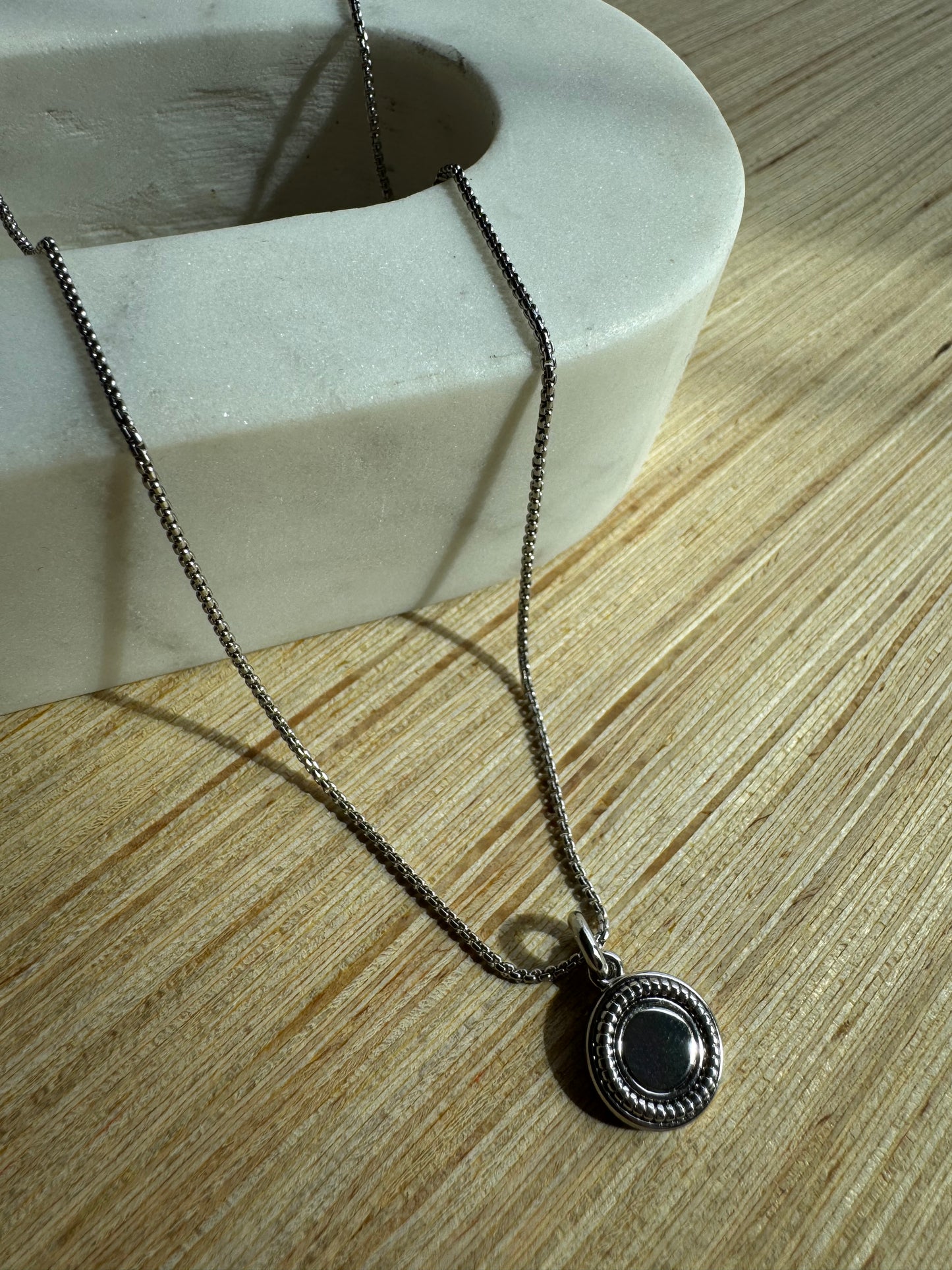 Sessori - circle pendant necklace