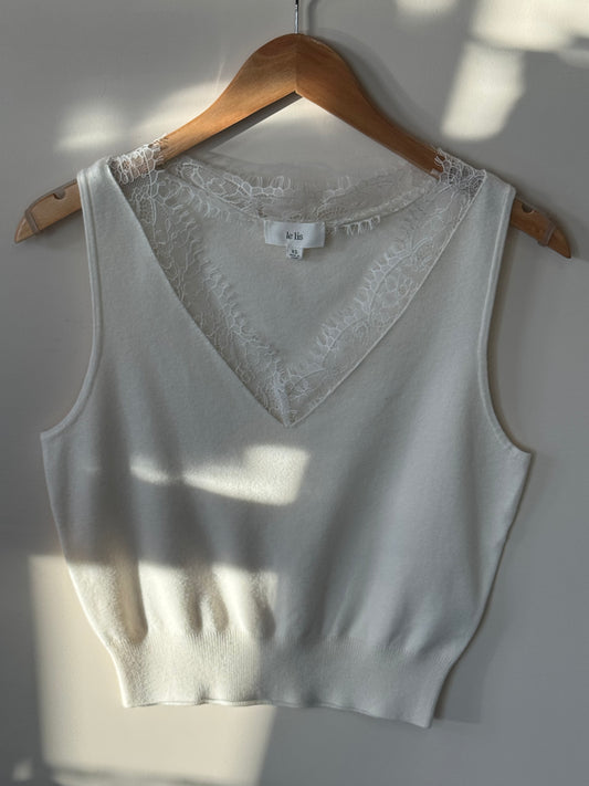 Le Lis - Soft Lace Detailed V-neck Tank