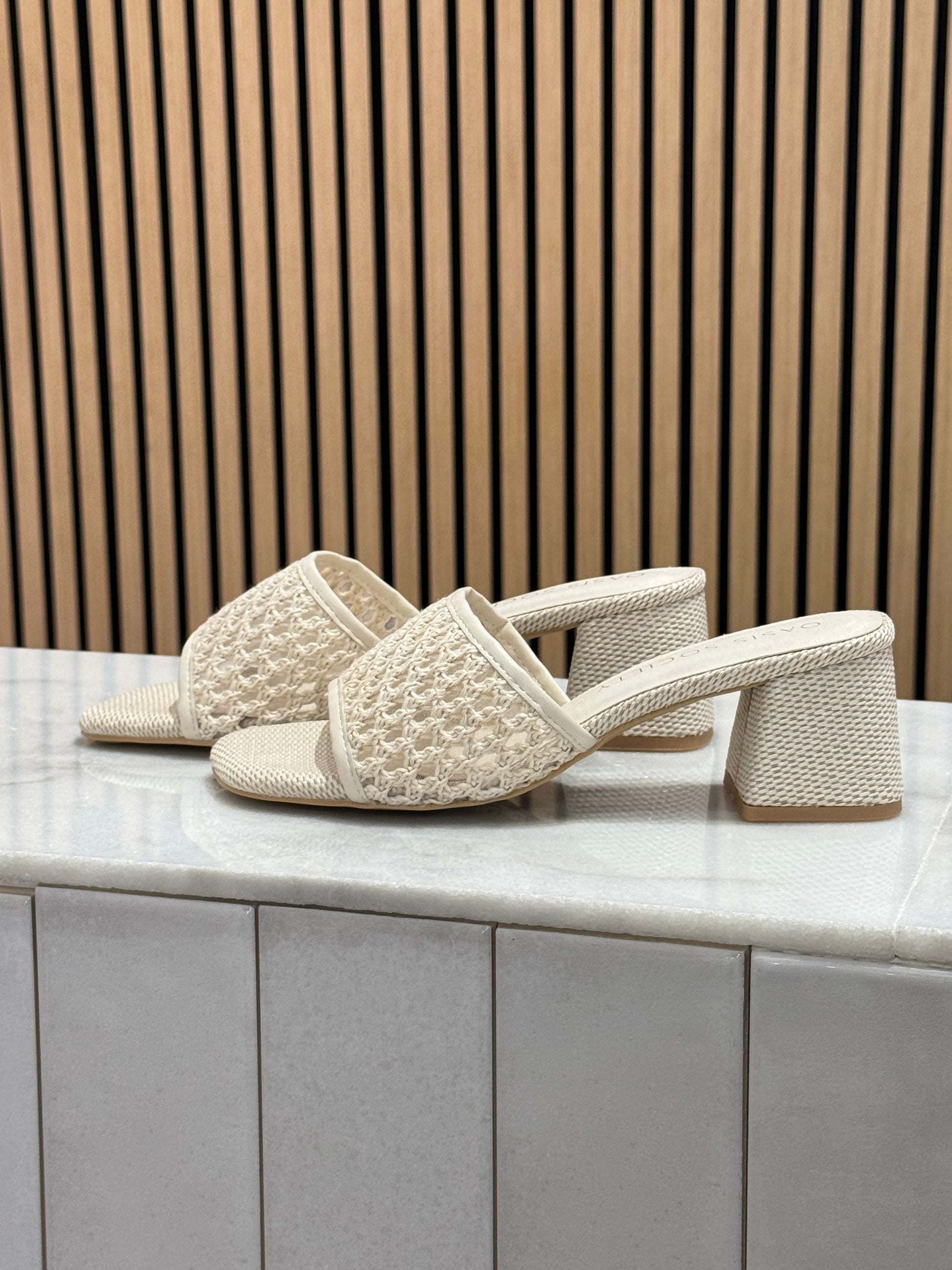 Raffia spring style low block heel. The thick strap across the toes features a textured woven pattern, and they’re backless with no back strap. These sandals feature a low heel which makes these comfortable to wear for hours and suitable for many occasions 