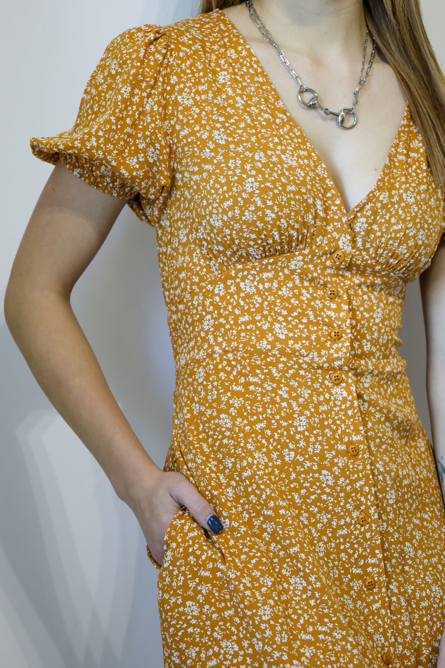 Doe and Rae - DITSY FLORAL PRINT V-NECK PUFF SHORT SLEEVE DRESS