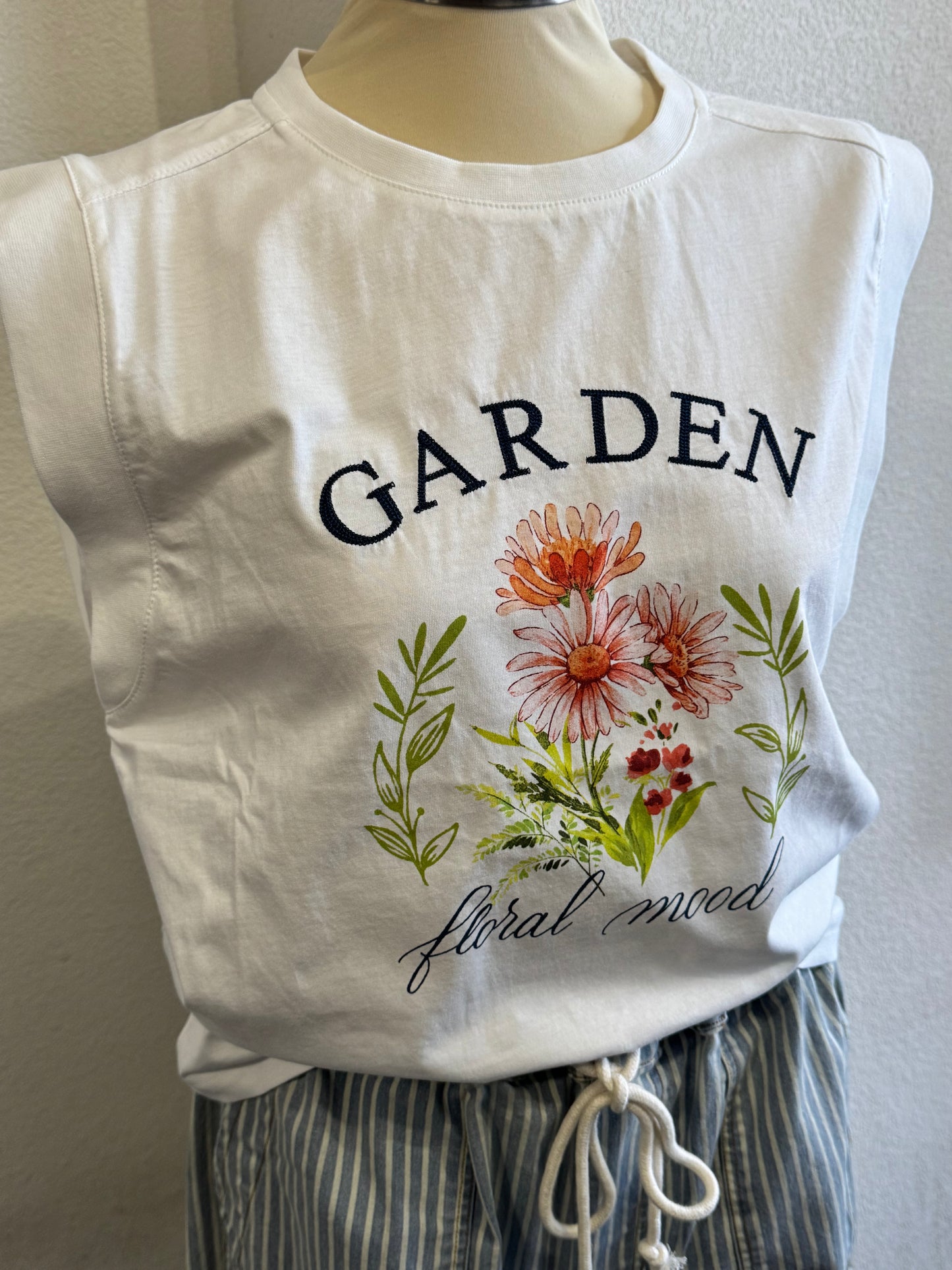 SKIES ARE BLUE Garden embroidered tee