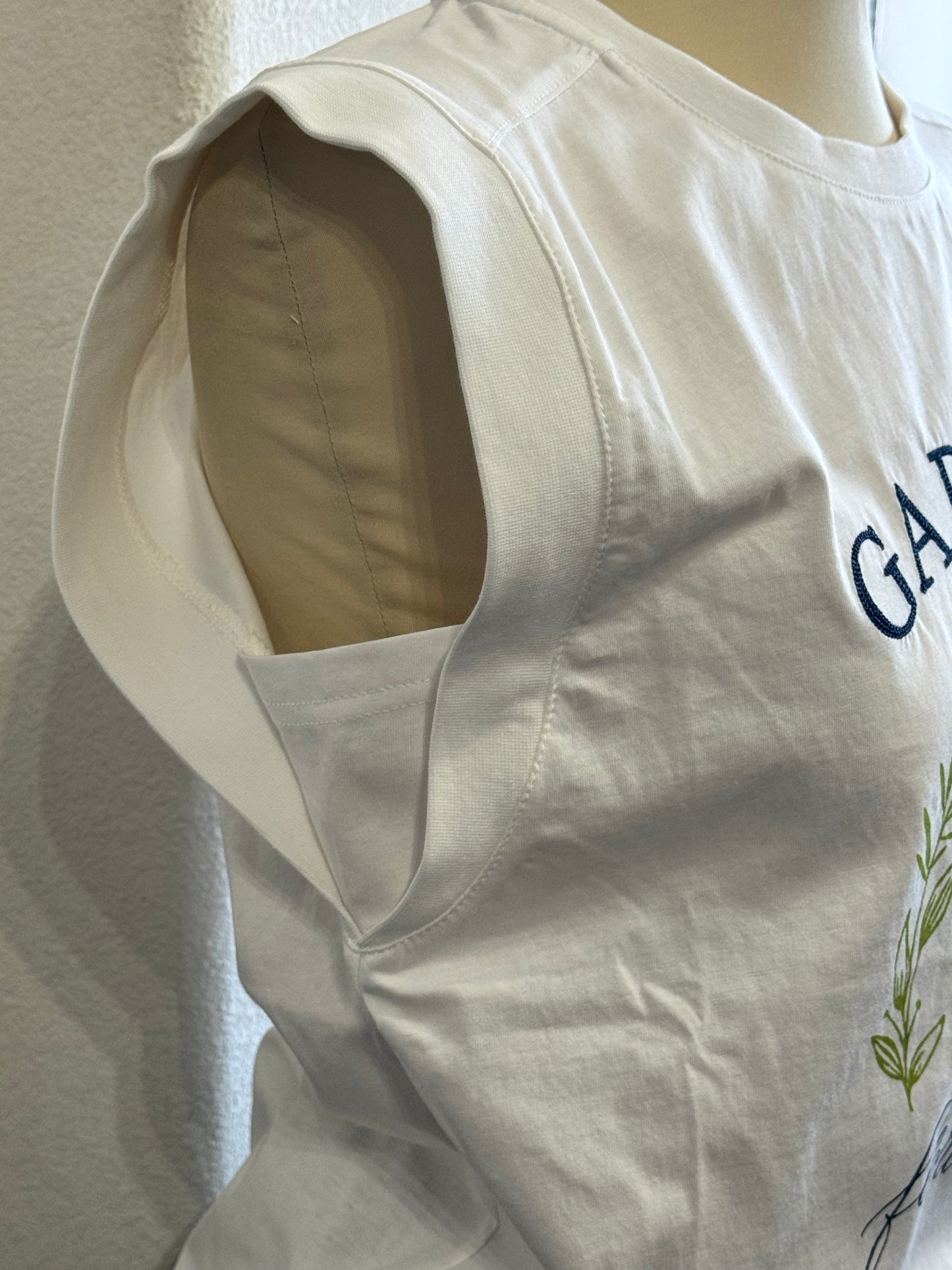 SKIES ARE BLUE Garden embroidered tee