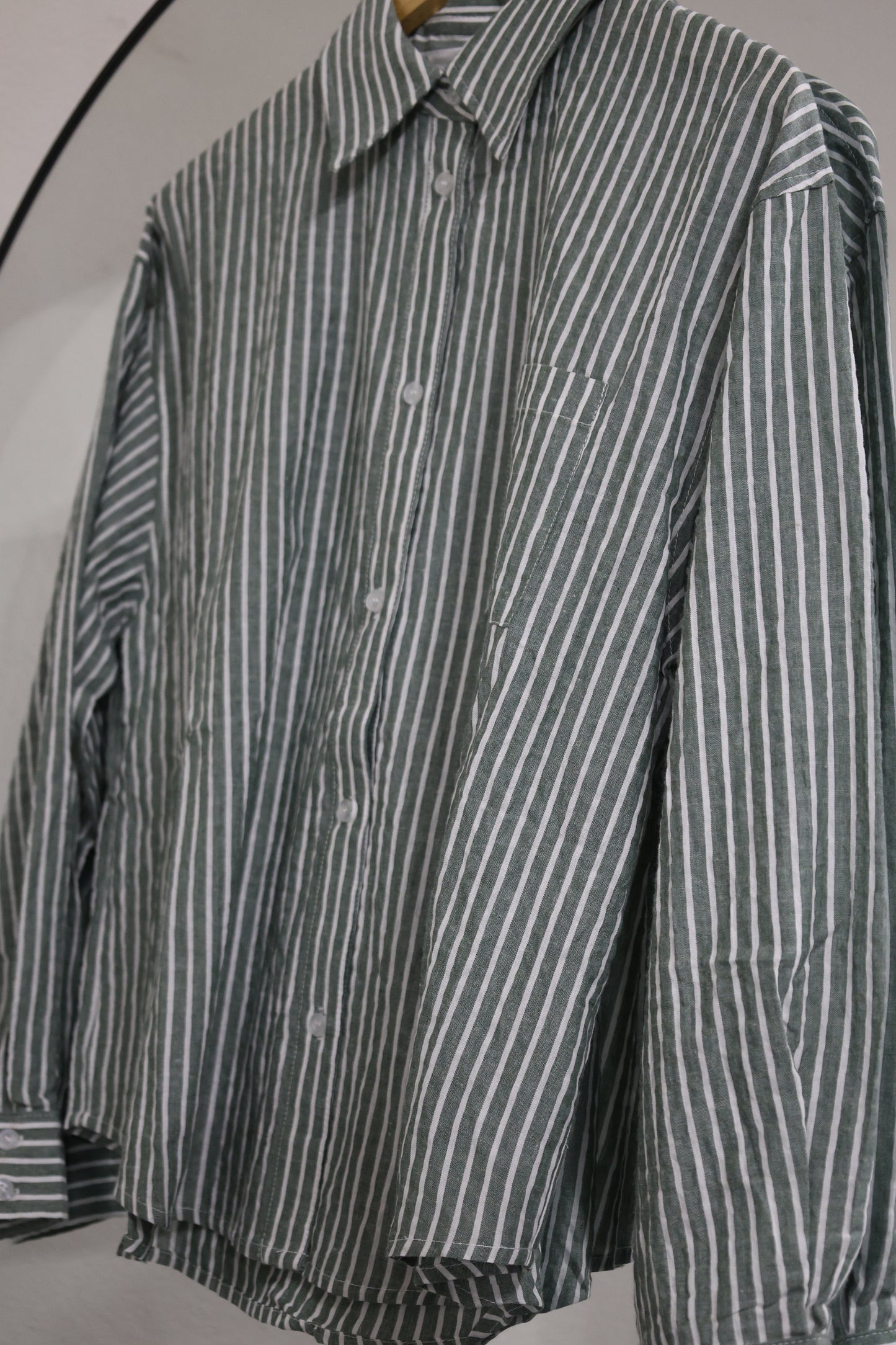 BUTTERMELON - Cropped Striped Button-Up Collared Long Sleeve Top