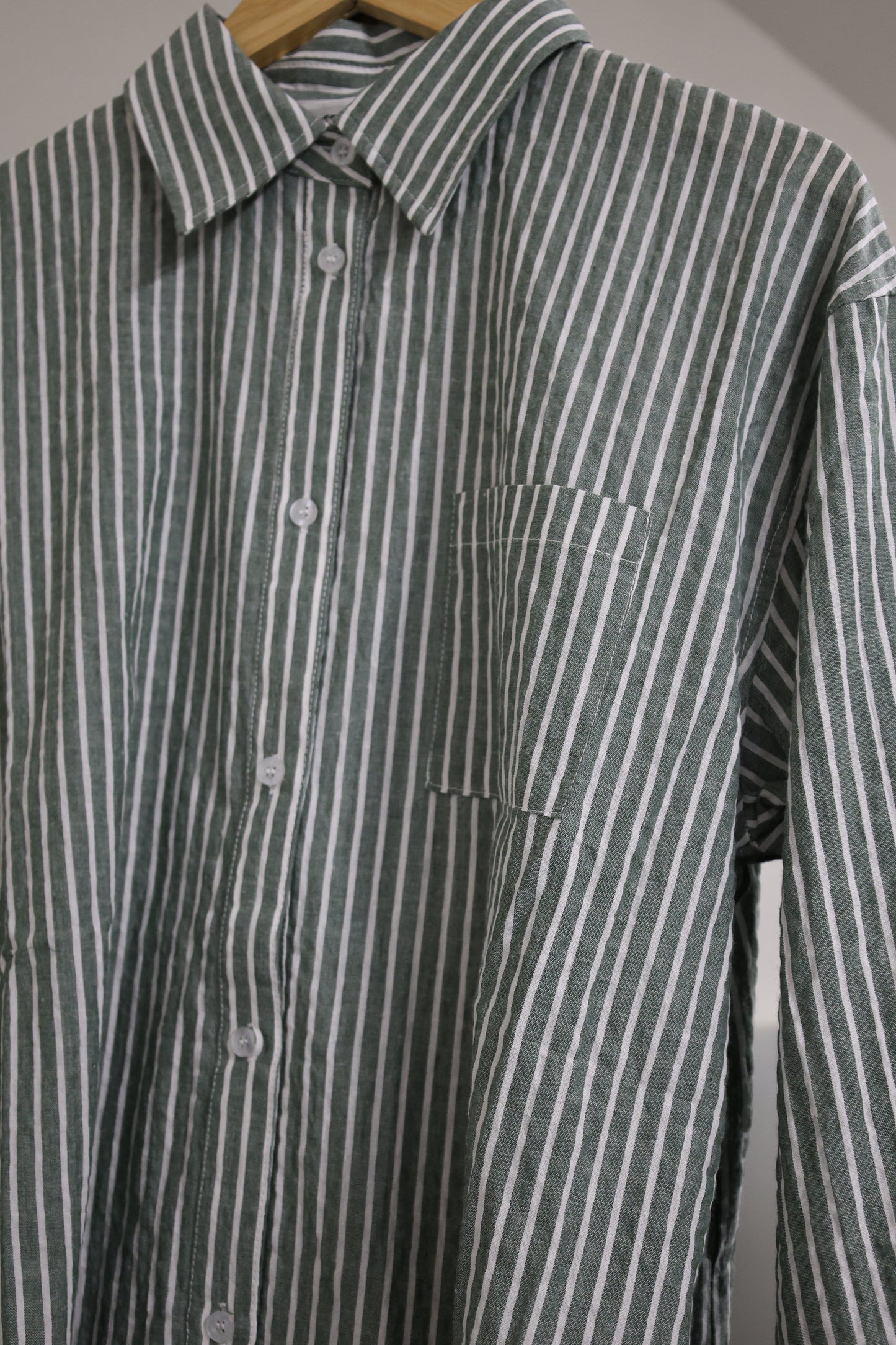 BUTTERMELON - Cropped Striped Button-Up Collared Long Sleeve Top