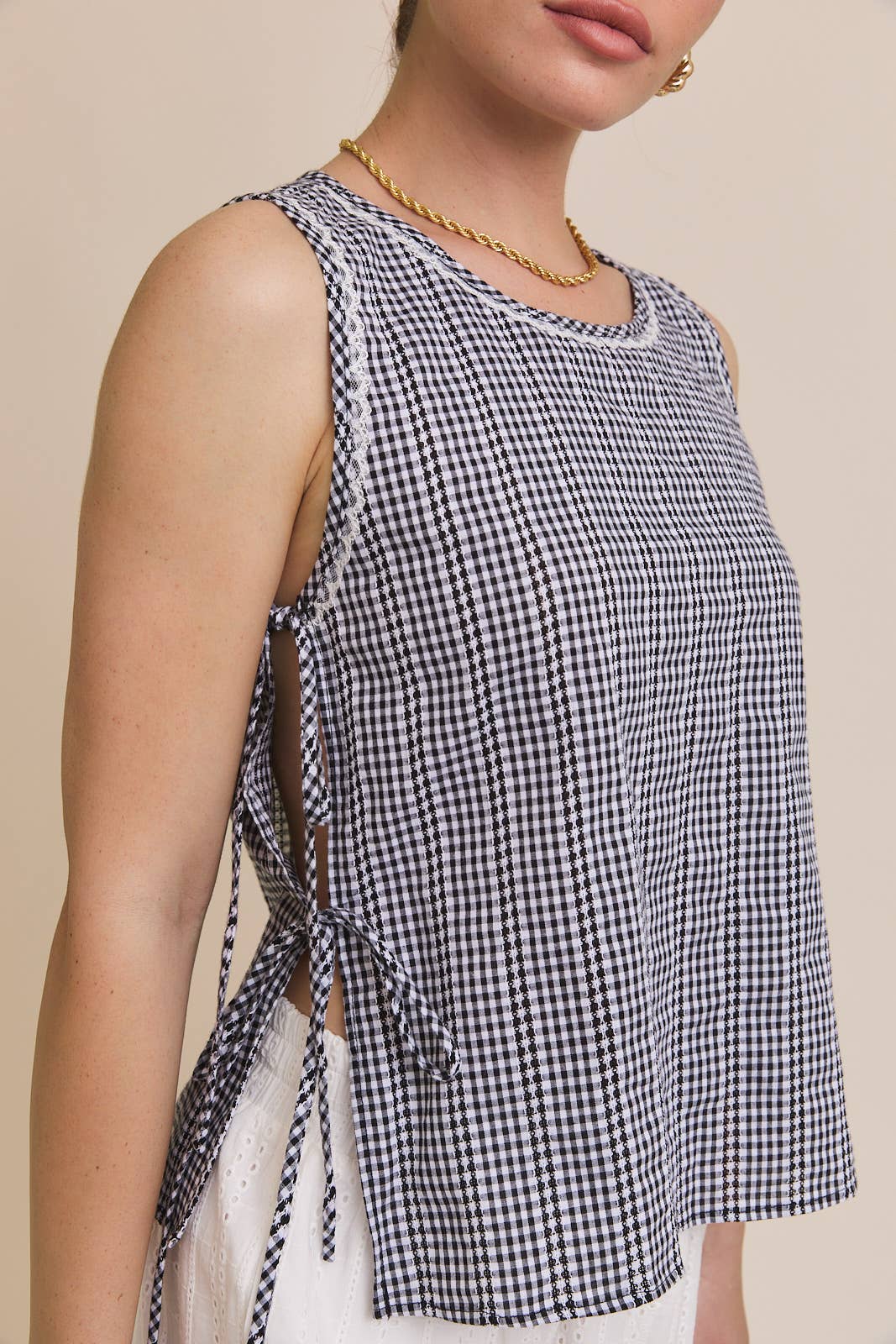 GILLI - ROUND NECK SLEEVELESS SIDE TIE GINGHAM TOP