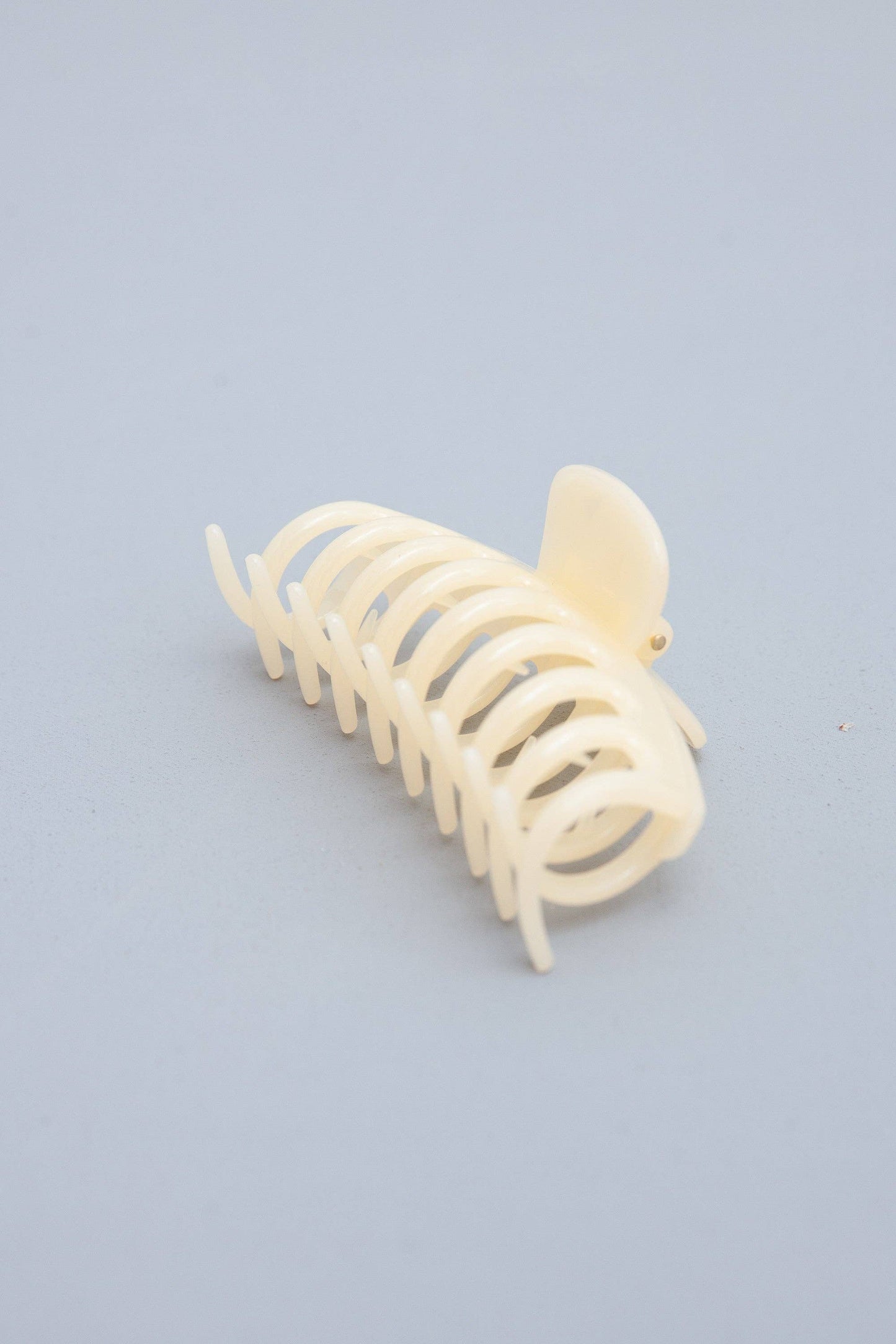 JOSSLYN by wall to wall - JUMBO SEMI GLOSSY  HAIR CLAW CLIPS